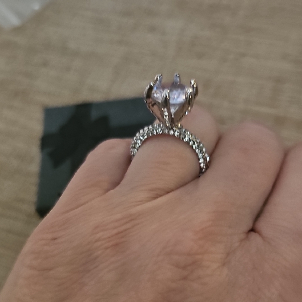 Elegant Silver Ring with Clear Stone - Picture 5 of 6